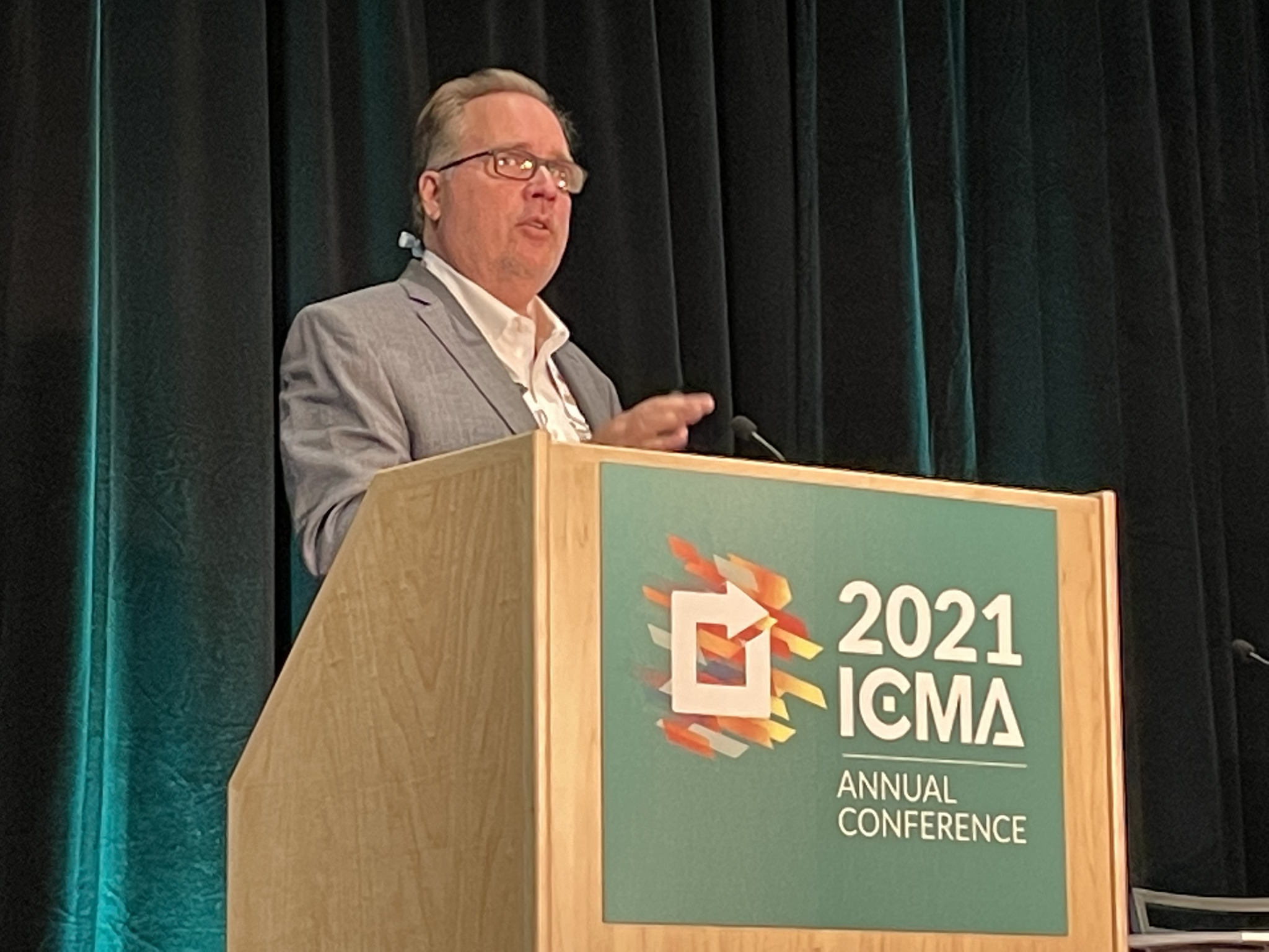 Kevin Knutson presenting at the lectern during the 2021 ICMA Annual Conference